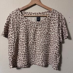 GAP Relaxed Cropped animal print pocket tshirt Size Medium